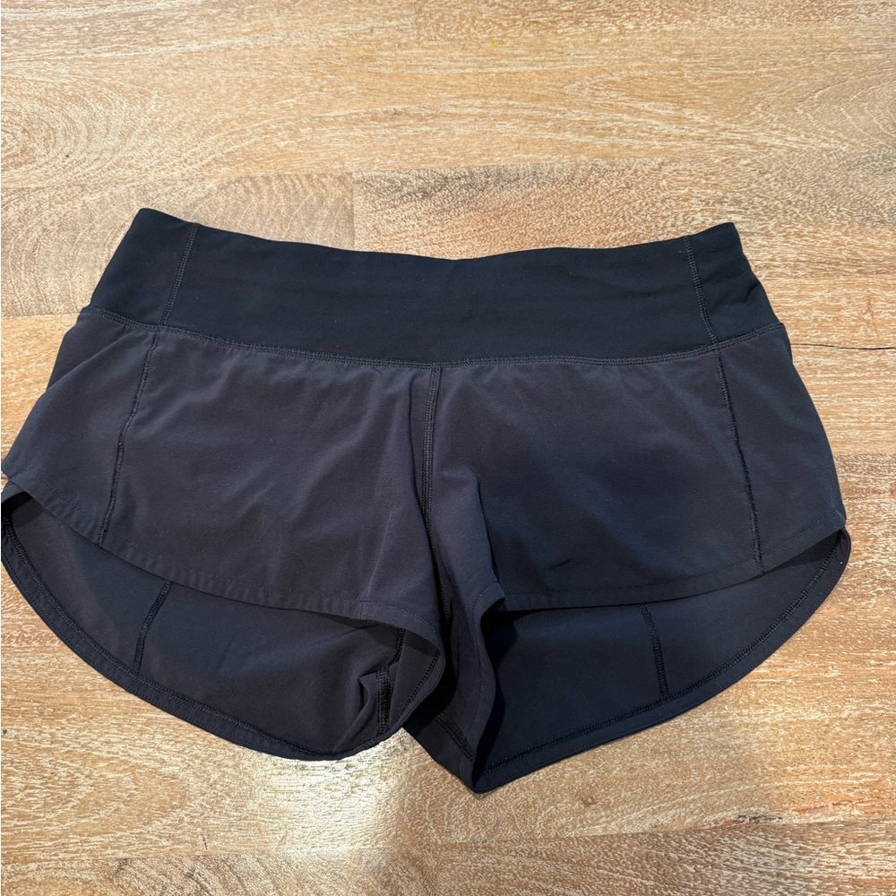 Lulu speed up low rise 2.5 inch shorts
